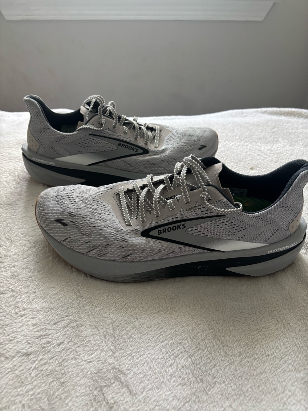 Brooks Men's Hyperion Tempo Racing Shoe - Light Gray/Black Size 12